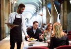 Trabajo de camarero: las claves para conseguirlo y últimas ofertas de empleo